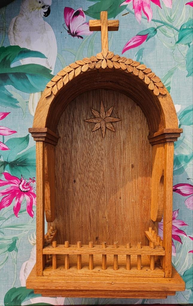 Houten wandkapel met kruis en houtsnijwerk, Ophalen