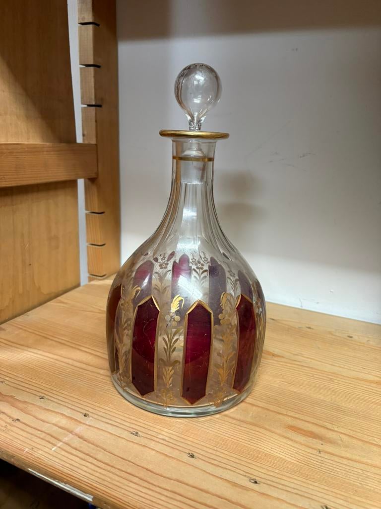 Antieke karaf met gouden en rode details, Ophalen