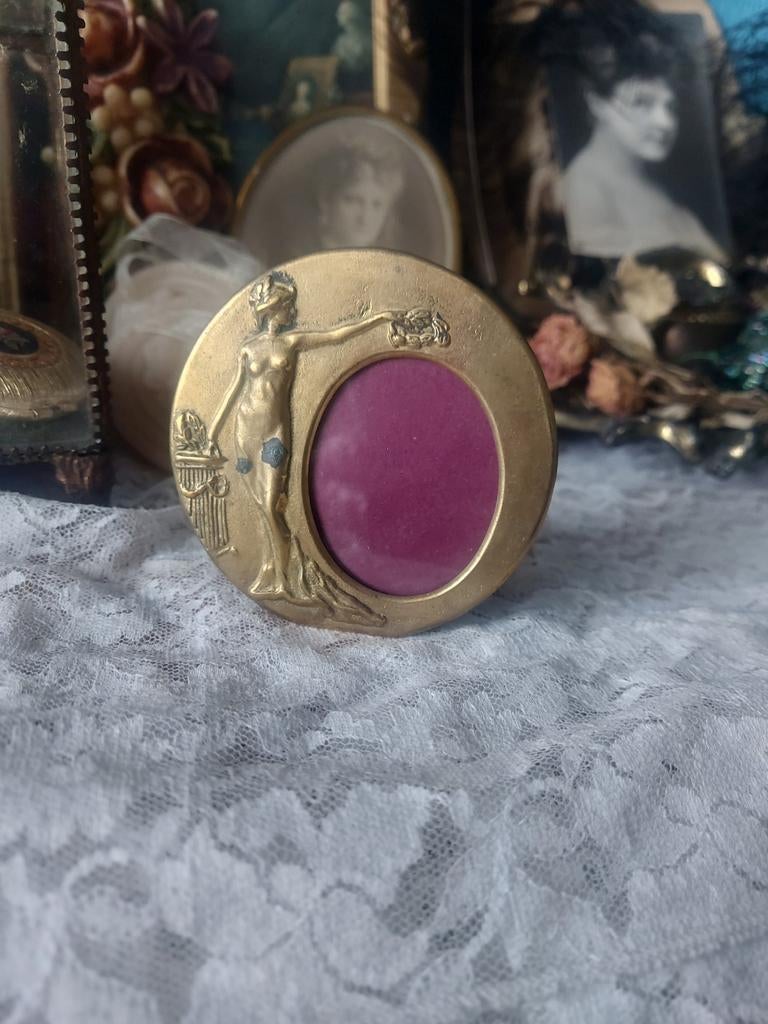 Mooi klein oud rond Messing Art-Nouveau fotolijstje met dame, Antiek en Kunst, Ophalen of Verzenden