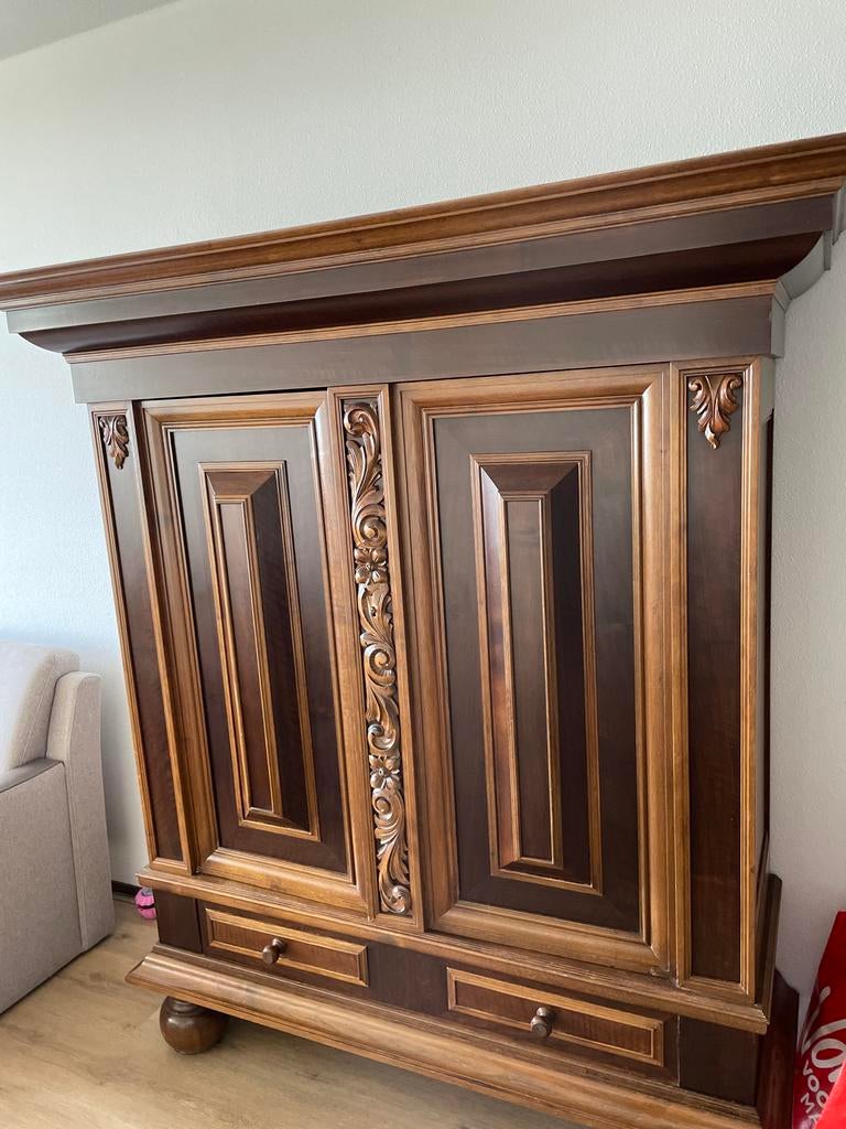 Prachtige klassieke houten kast met sierlijke details, Ophalen