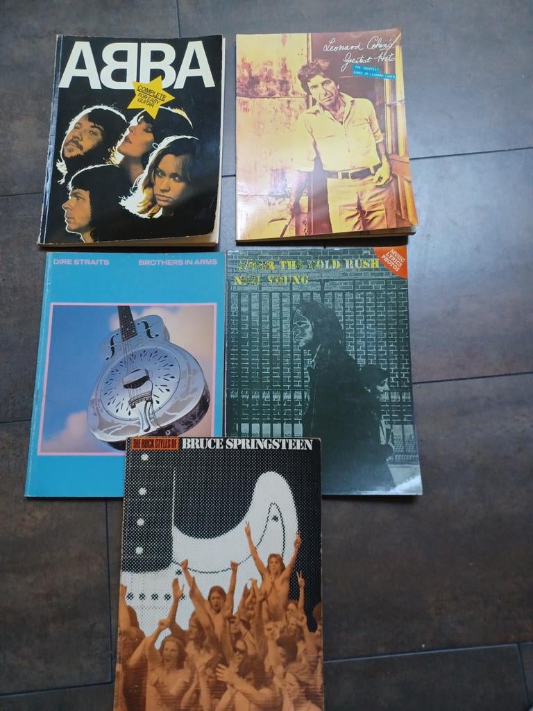 Te koop 5 songbooeken met akkoorden ,tekst en noten., Ophalen of Verzenden