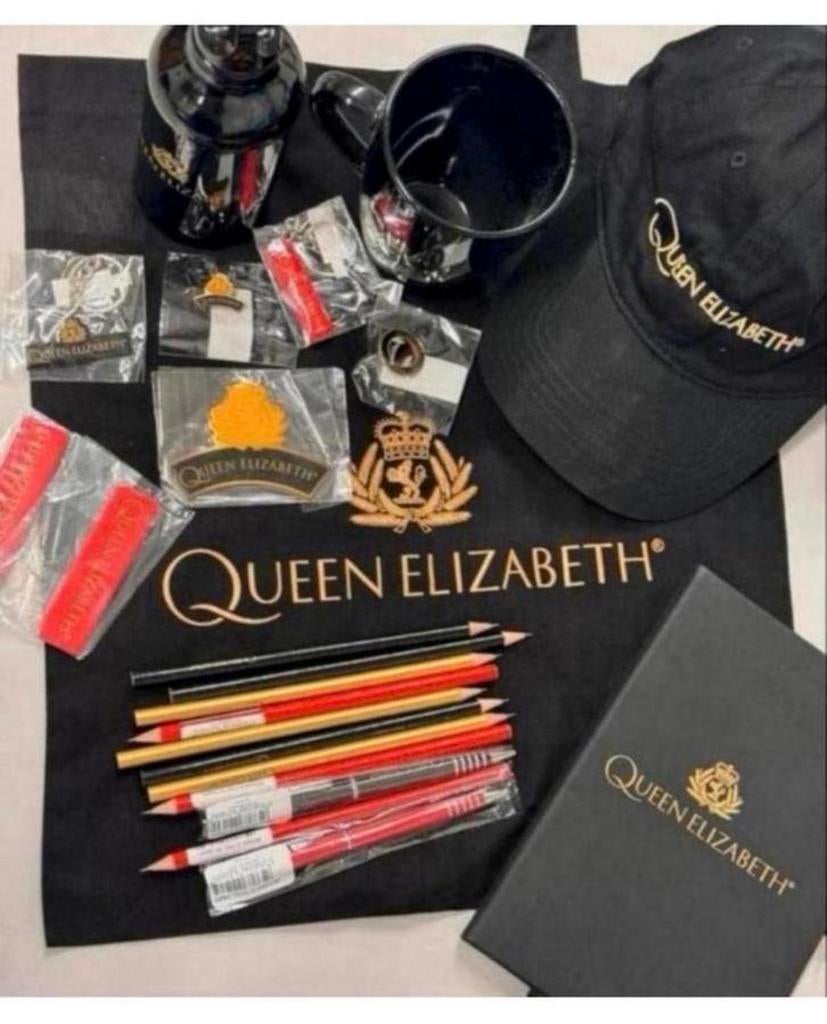 Queen elizabeth II 2 - Pakket, tas pet mok bidon pins boek, Overige typen, Nieuw, Ophalen of Verzenden, H