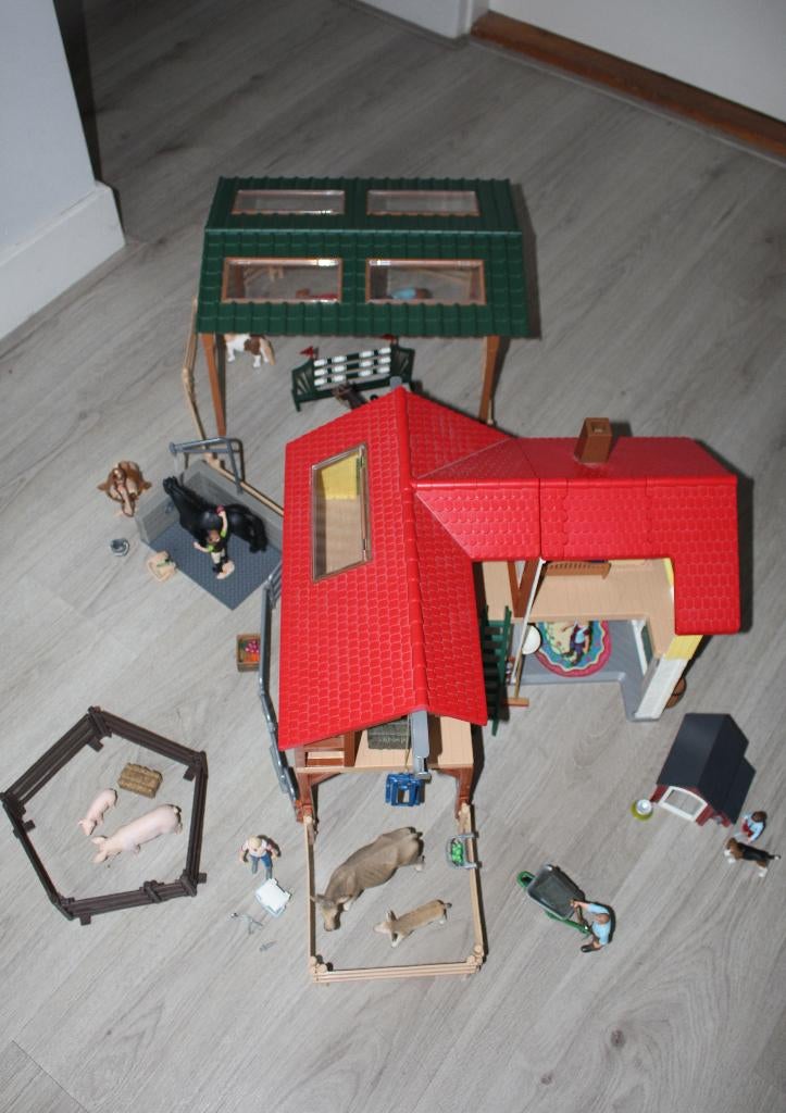 Schleich grote boerderij / huis paarden wei met overkapping, Ophalen of Verzenden, Zo goed als nieuw, Poppenhuis