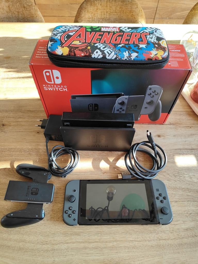 Nintendo Switch Original met accessoires en Avengers case, Ophalen of Verzenden, Gebruikt, Met 2 controllers, Switch Original