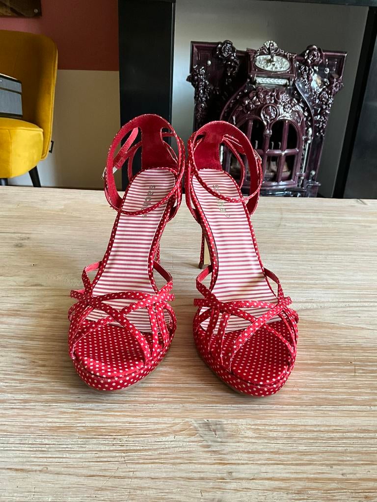 Zgan Sacha rood met witte polkadot naaldhakken mt. 38, Ophalen of Verzenden, Zo goed als nieuw, Schoenen met hoge hakken, Sacha
