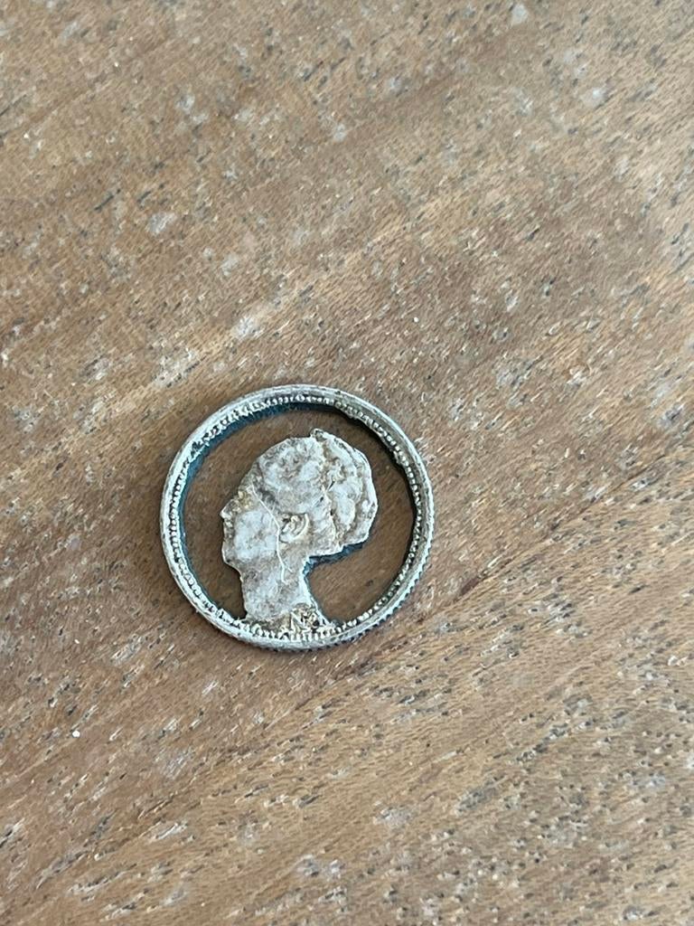 WW2 Wilhelmina dubbeltje Zilveren Hanger /broche 1939, Ophalen of Verzenden, Zo goed als nieuw, Zilver, Zilver