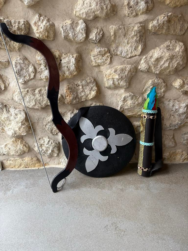 Schild, boog en pijlenkoker, Ophalen, Zo goed als nieuw