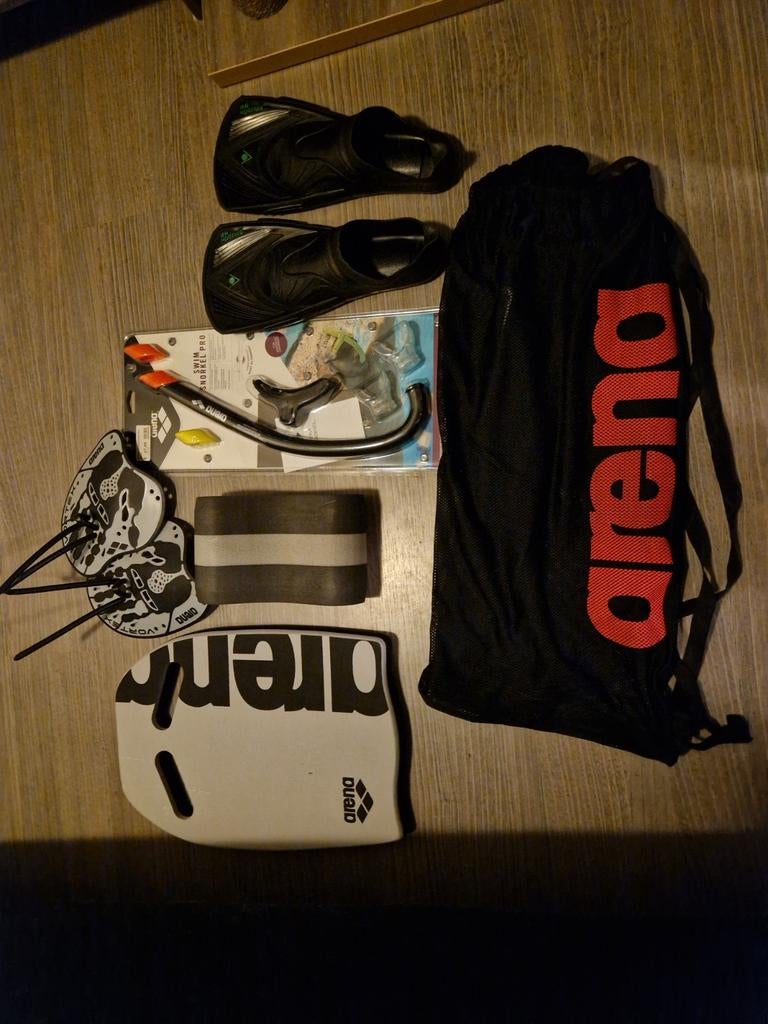 Te koopzwemaccessoires van Arena, Ophalen