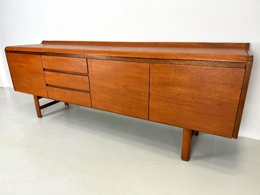 Vintage dressoir White & Newton SALE., Huis en Inrichting, Kasten | Dressoirs, Verzenden, 150 tot 200 cm, Teakhout, Zo goed als nieuw