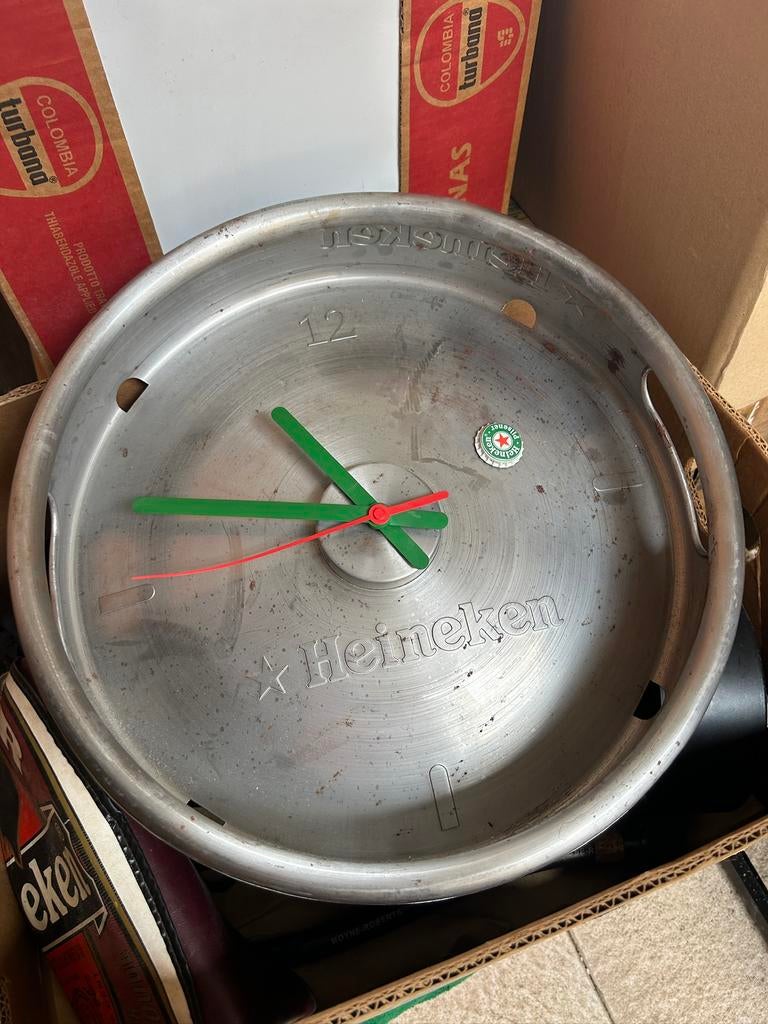 Metalen Heineken fust klok met wat plekjes, Huis en Inrichting, Ophalen, Zo goed als nieuw, Wandklok