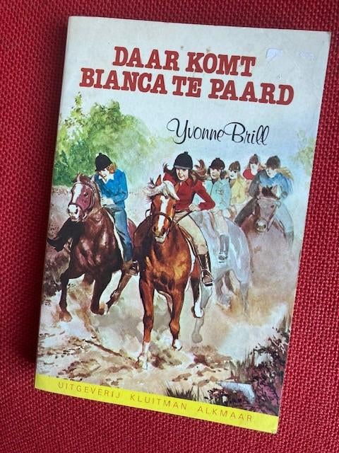 Daar komt bianca te paard - yvonne brill, Boeken, Kinderboeken | Jeugd | 10 tot 12 jaar, Ophalen of Verzenden, Gelezen, Yvonne Brill