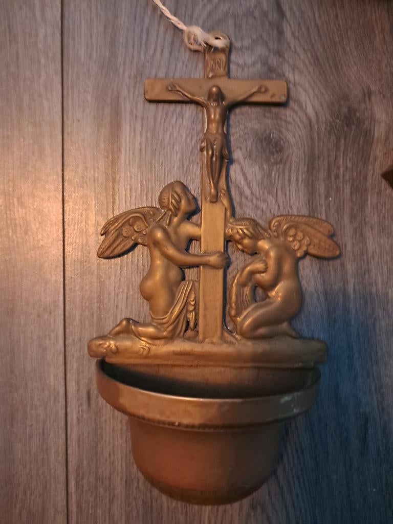 Antiek wijwaterbakje met kruis en engelen, Ophalen