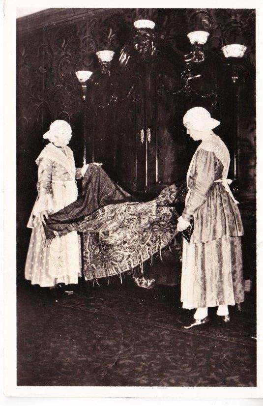 FRIJSKE KLAEIJING- Friese Klederdracht. Vrouwen. 18-02, Verzamelen, Ansichtkaarten | Nederland, Ophalen of Verzenden, 1940 tot 1960