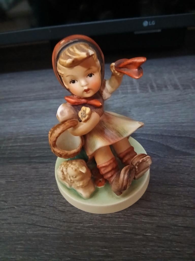 Hummel beeldje meisje met lammetje, Ophalen of Verzenden