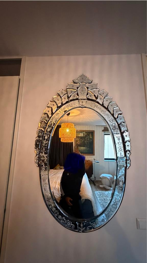 Prachtige Venetiaanse spiegel, ovaal met sierlijke rand, Ophalen, 100 tot 150 cm, Zo goed als nieuw, 75 tot 100 cm