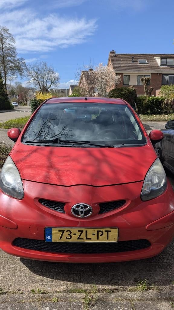 Toyota Aygo 1.0 12V Vvt-i 5DRS 2008 Rood, Auto's, Voorwielaandrijving, Stof, 4 stoelen, 68 pk