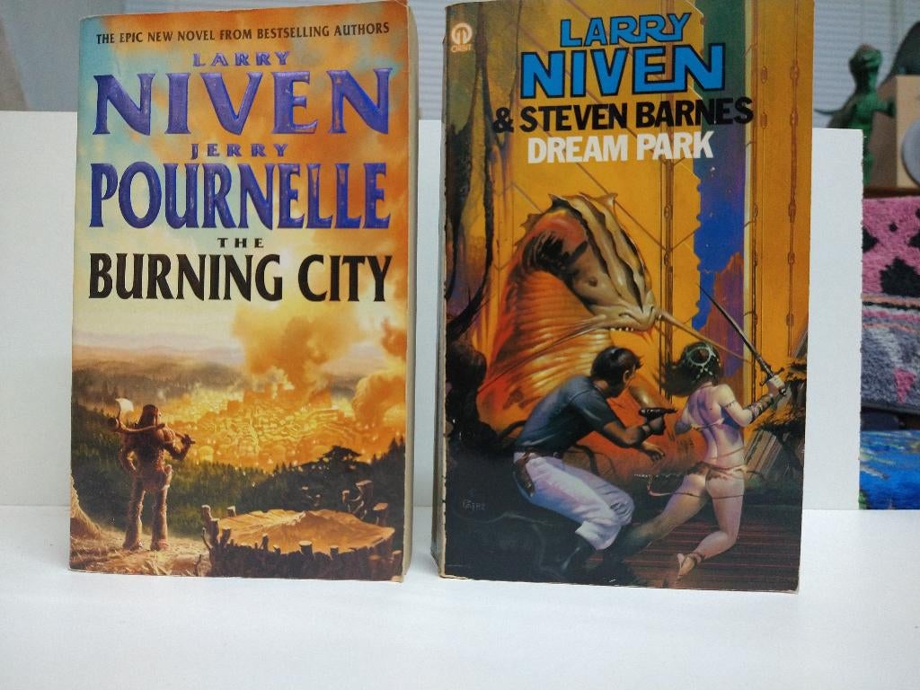 LARRY NIVEN - VINTAGE COLLECTION TWO (2 ENGLISH PB), Verzenden, Gelezen, LARRY NIVEN