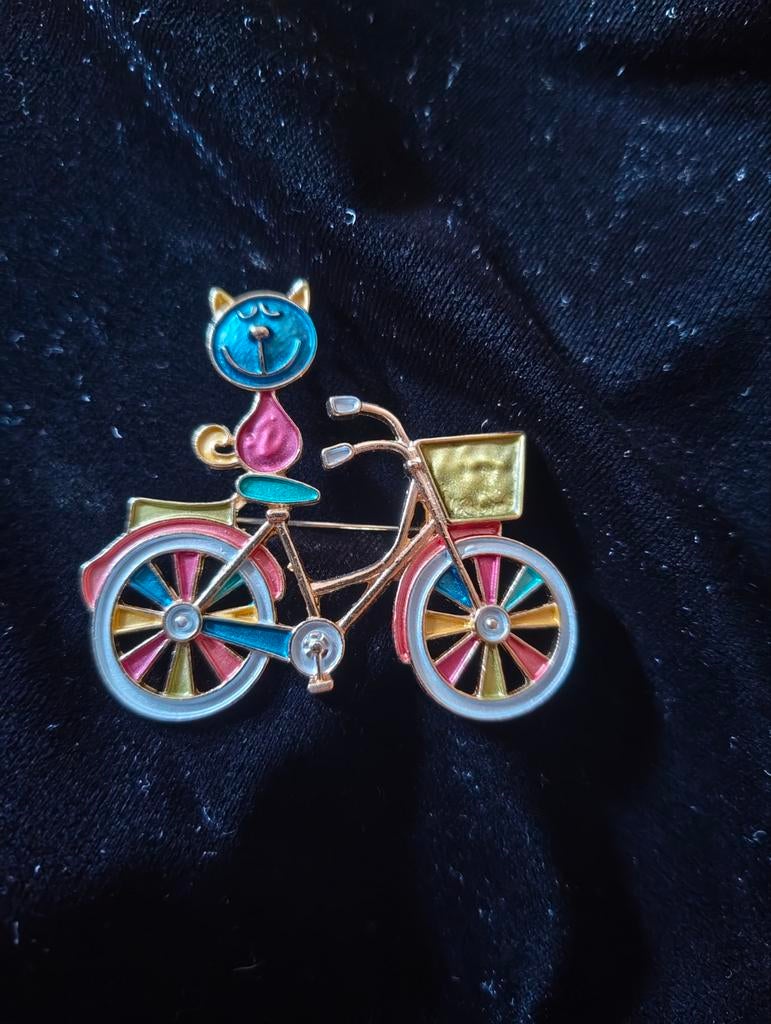 Broche kat op de fiets, Ophalen of Verzenden, Zo goed als nieuw, Zilver, Overige materialen