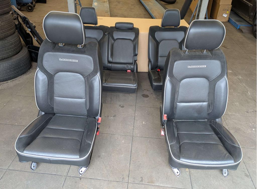 Dodge Ram DT Laramie voorstoelen en achterbank 2019-2023, Gebruikt, PO Box 21-8004 | Auburn Hills, MI 48321-8004, Amerikaanse onderdelen