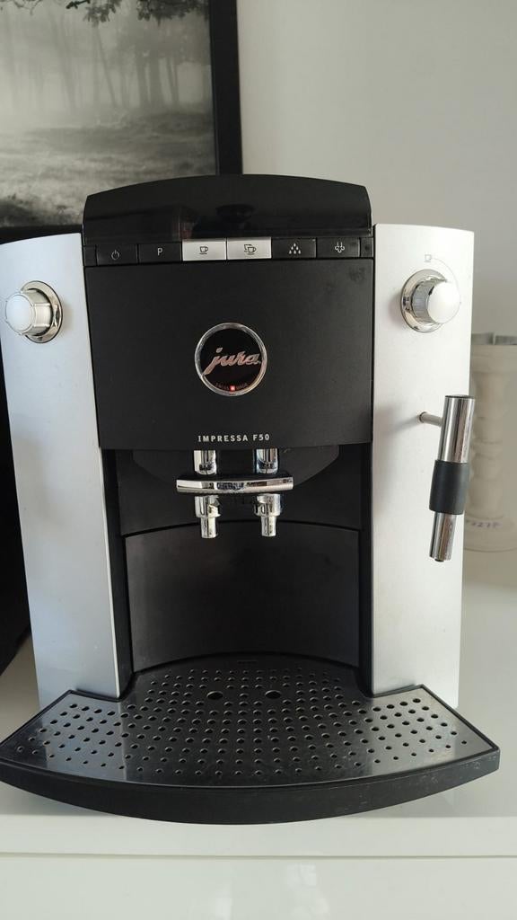 Jura Impressa F50 Espresso Apparaat - Zilver/Zwart, Witgoed en Apparatuur, Koffiezetapparaten, Espresso apparaat, Zo goed als nieuw