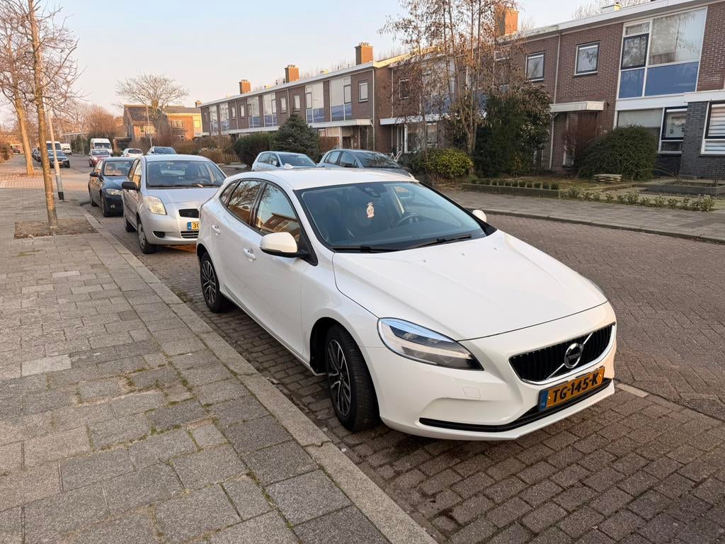 Volvo V40 1.5 T2 122PK Geartronic 2018 Wit, Stof, 1498 cc, Zwart, 700 kg