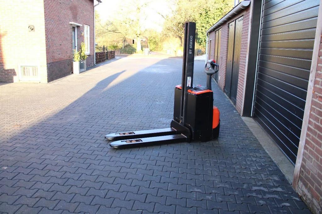 Toyota SWE080L stapelaar elektrische met pompwagen functie, Zakelijke goederen, Machines en Bouw | Heftrucks en Intern transport