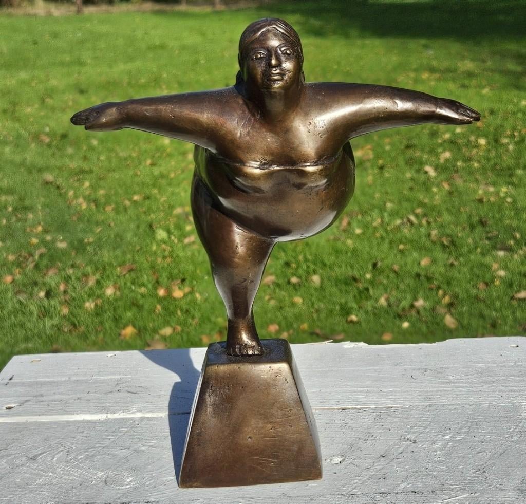 DIKKE DAME / bronzen beeld / linkerbeen naar achter