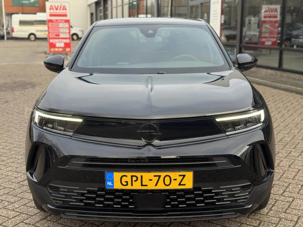 Opel Mokka 1.2 Turbo BLACK Hybrid GS (bj 2024, automaat), Auto's, Stof, Gebruikt, 1199 cc, 1264 kg