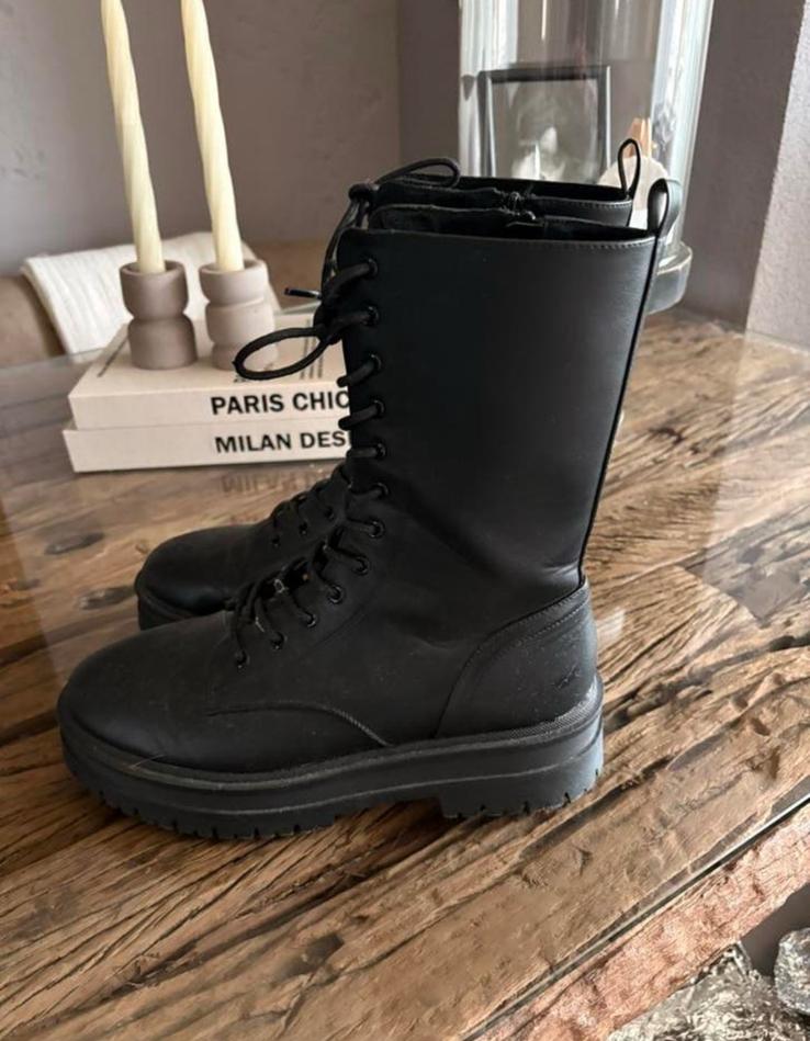 Stoere zwarte hoge boots met plateau zool mt 41 ZGAN, Kleding | Dames, Schoenen, Hoge laarzen, Zwart, Ophalen of Verzenden, Zo goed als nieuw