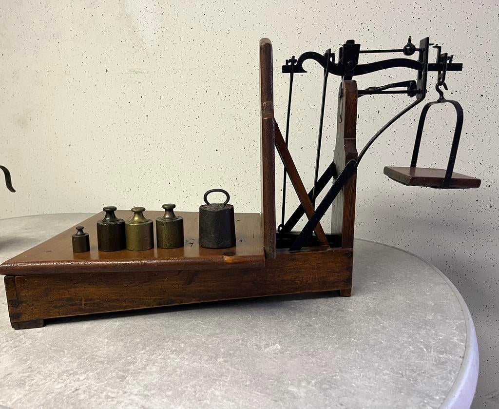 Kleine bascule met een aantal gewichten, Ophalen