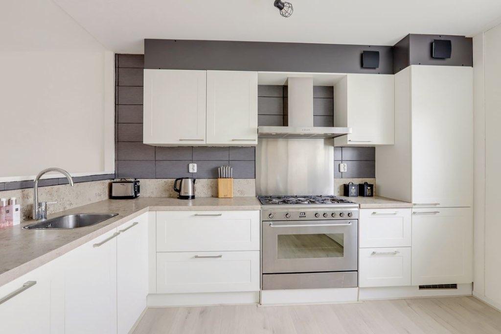 STRAKKE MODERNE KEUKEN MET APPARATUUR, Huis en Inrichting, Keuken | Complete keukens, Zo goed als nieuw, Hoekkeuken, Wit, Kunststof