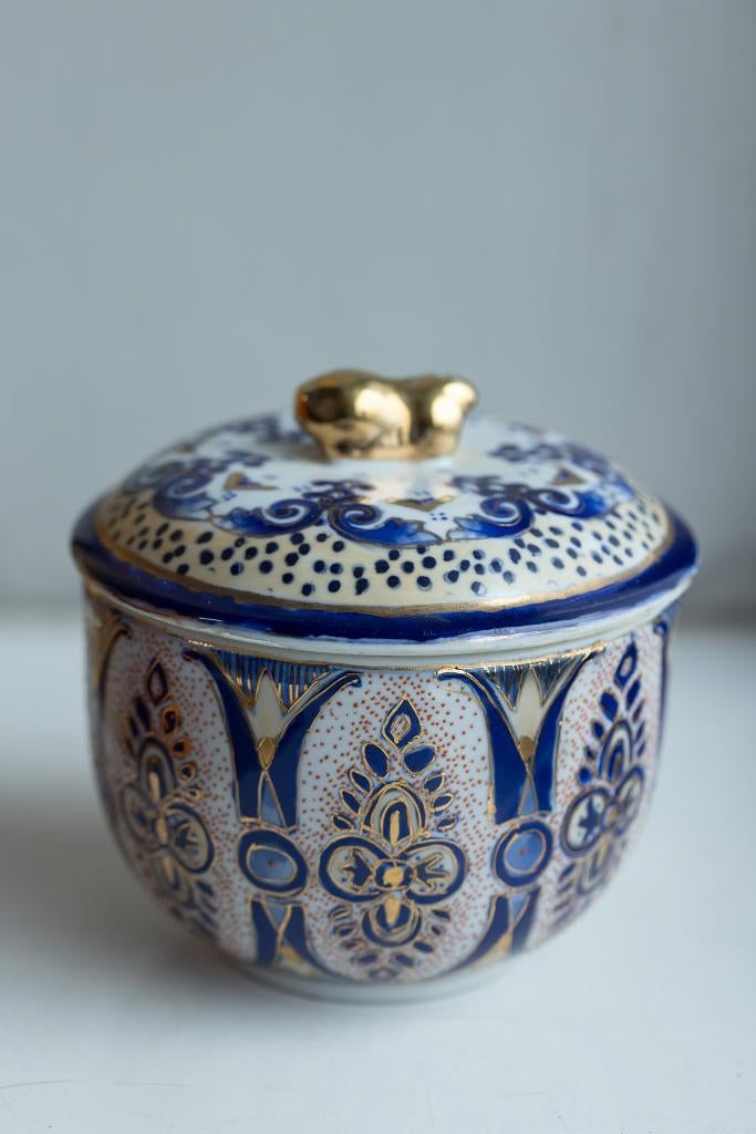 Chinese prachtige pot gedecoreerd met goud, blauw en leeuw, Antiek en Kunst, Antiek | Keramiek en Aardewerk, Ophalen of Verzenden