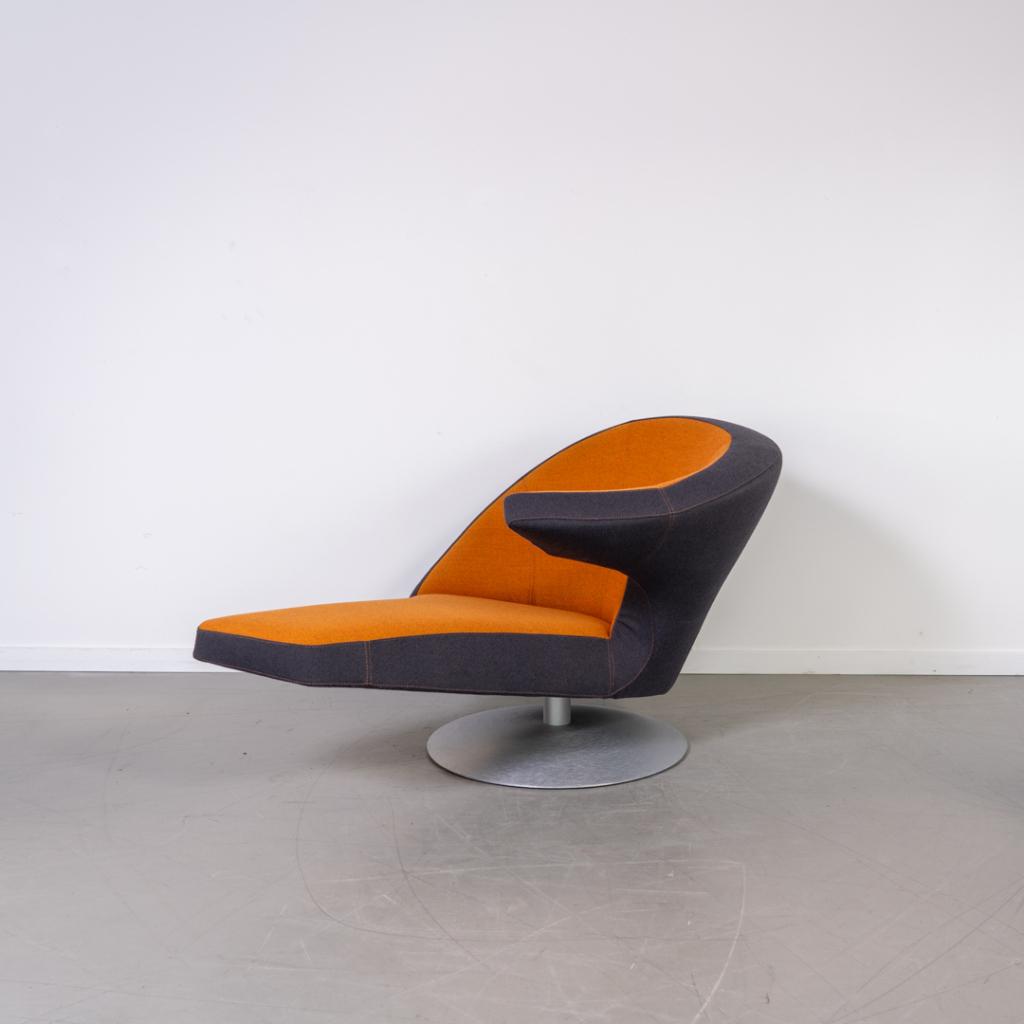 1x Leolux Parabolica Fauteuil Oranje/Blauw Stof - Aluminium, Huis en Inrichting, Fauteuils, Niet ingevuld, 125 tot 150 cm, Niet ingevuld