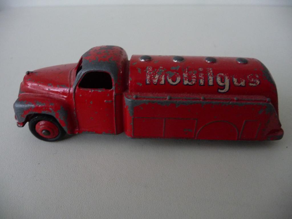 DINKY TOYS - MOBILGAS STUDEBAKER- nr.440 made in England, Ophalen of Verzenden, Gebruikt, Bus of Vrachtwagen