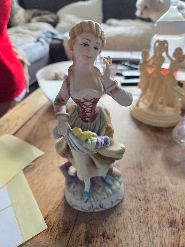 Beeldje van een vrouw met fruit, Verzamelen, Beelden en Beeldjes, Ophalen of Verzenden