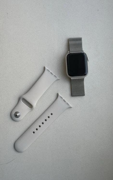 Apple Watch SE - 40 mm, Sieraden, Tassen en Uiterlijk, Smartwatches, Zo goed als nieuw, iOS, Zilver, Ophalen of Verzenden