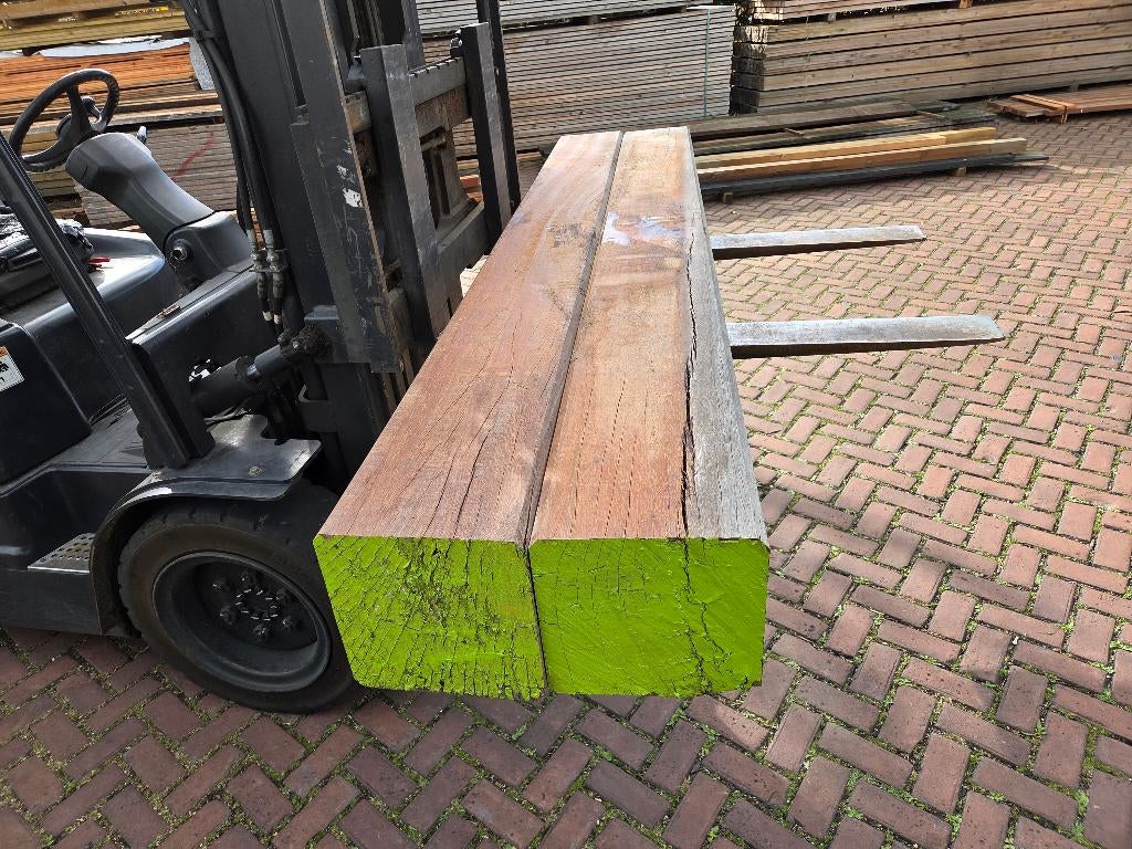 2 Hardhouten palen / balken 22x23 cm - nr: HB777