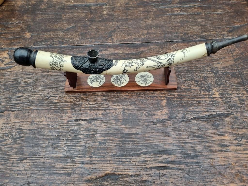 Chinese opiumpijp van bot met opschrift en statief, Antiek en Kunst, Ophalen of Verzenden