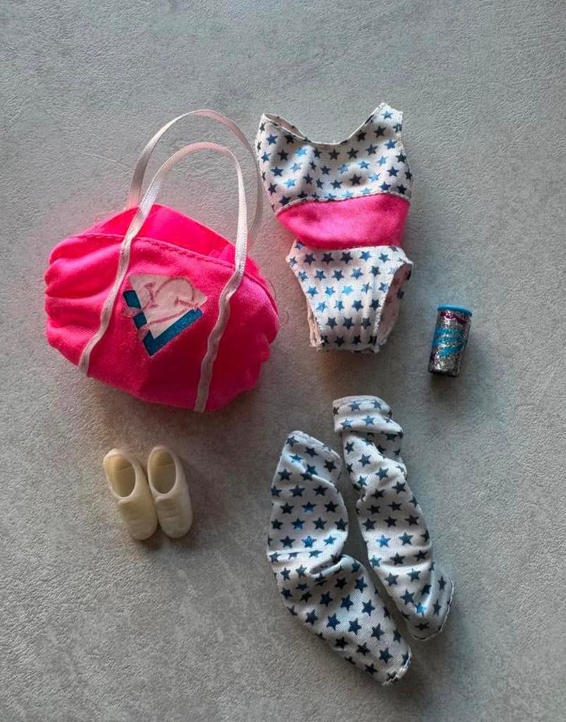 Barbie sport club 1990 kleding en accessoires, Ophalen of Verzenden, Gebruikt, Kleertjes