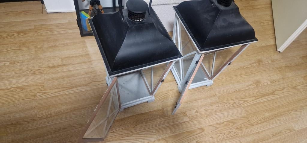 Twee zwarte en witte lantaarns, Huis en Inrichting, Woonaccessoires | Kandelaars en Kaarsen, Ophalen of Verzenden, Zwart, Overige materialen