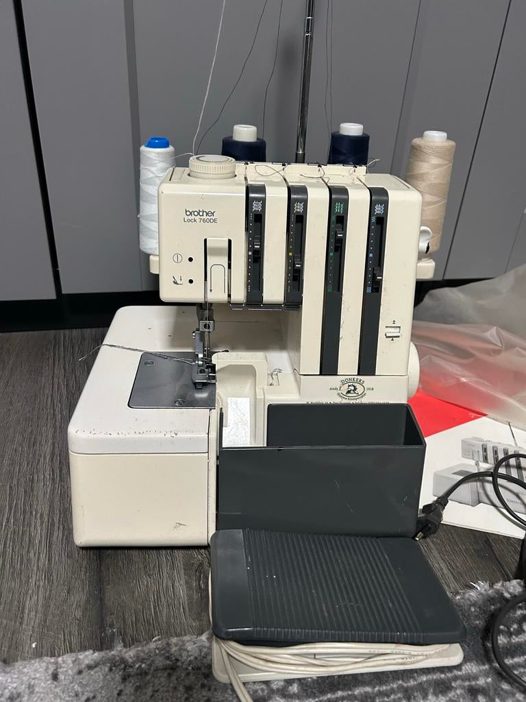 Brother Lockmachine 760DE - Werkt, heeft nazicht nodig, Hobby en Vrije tijd, Naaimachines en Toebehoren, Ophalen of Verzenden