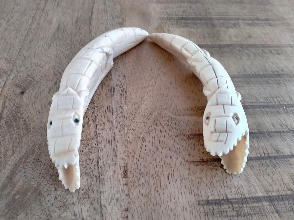 Twee krokodillen beeldjes , okimono , snijwerk., Ophalen of Verzenden