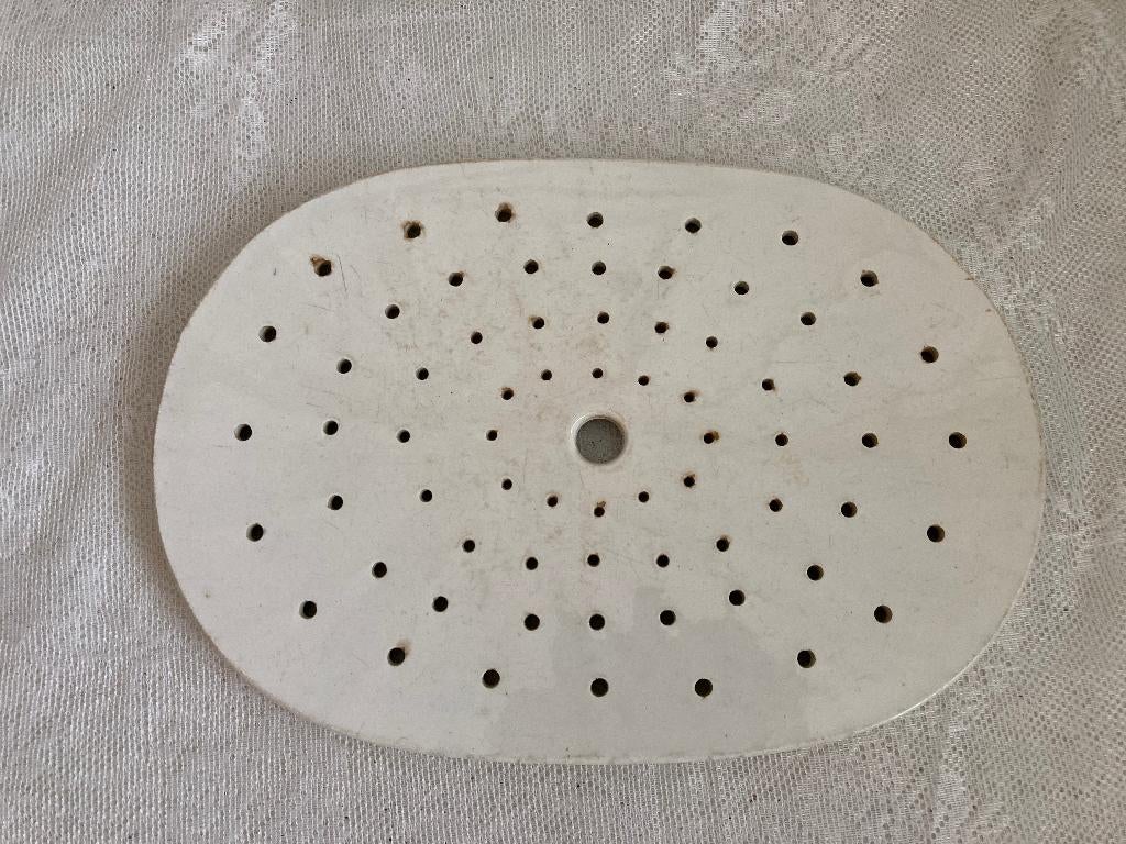 P. Regout / Brocante oude witte treef - onderzetter, Ophalen of Verzenden