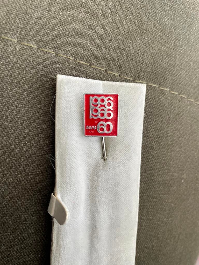 Vintage NVV 60 Jaar Speldje 1986 Rood Zilver, Ophalen of Verzenden, Gebruikt, Overige onderwerpen, Speldje of Pin