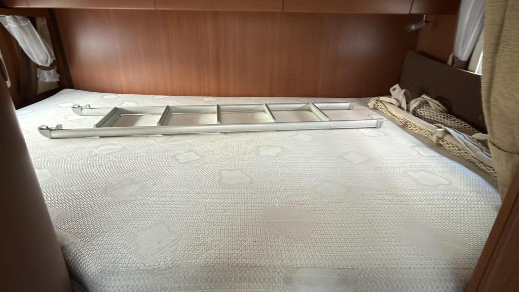 Unieke indeling met kookeiland De Chausson Sweet Garage 2011, Ringverwarming, Fiat, Startonderbreker, Luifel