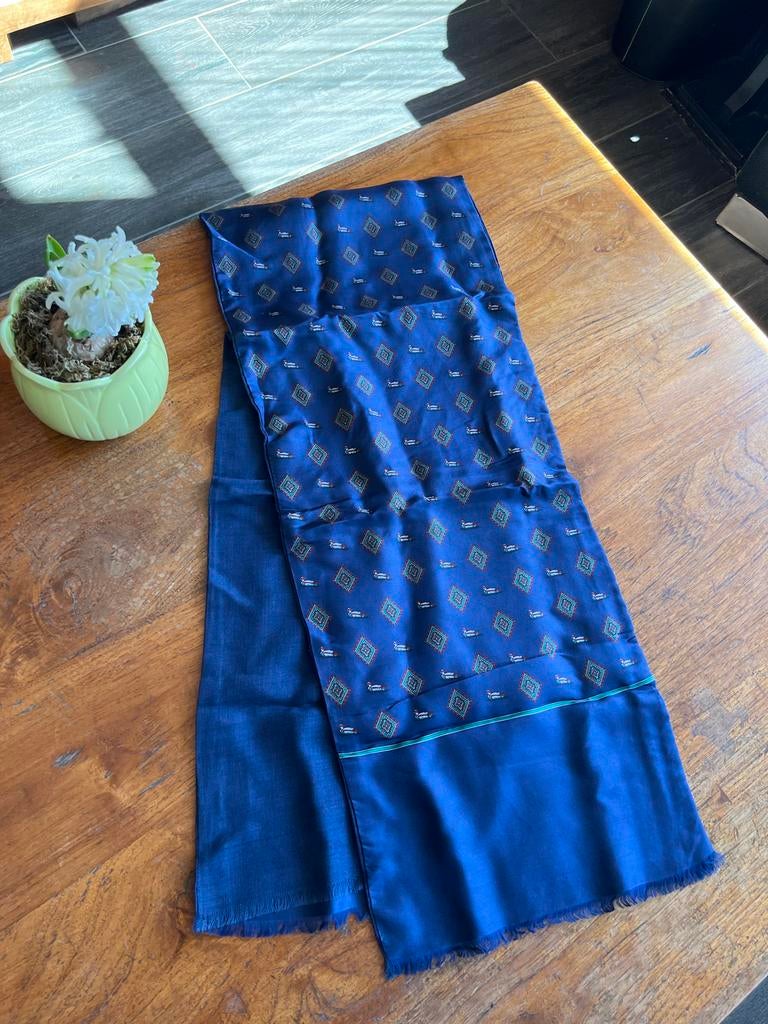 Donkerblauwe sjaal met patroon, Verzenden, Gedragen, Sjaal