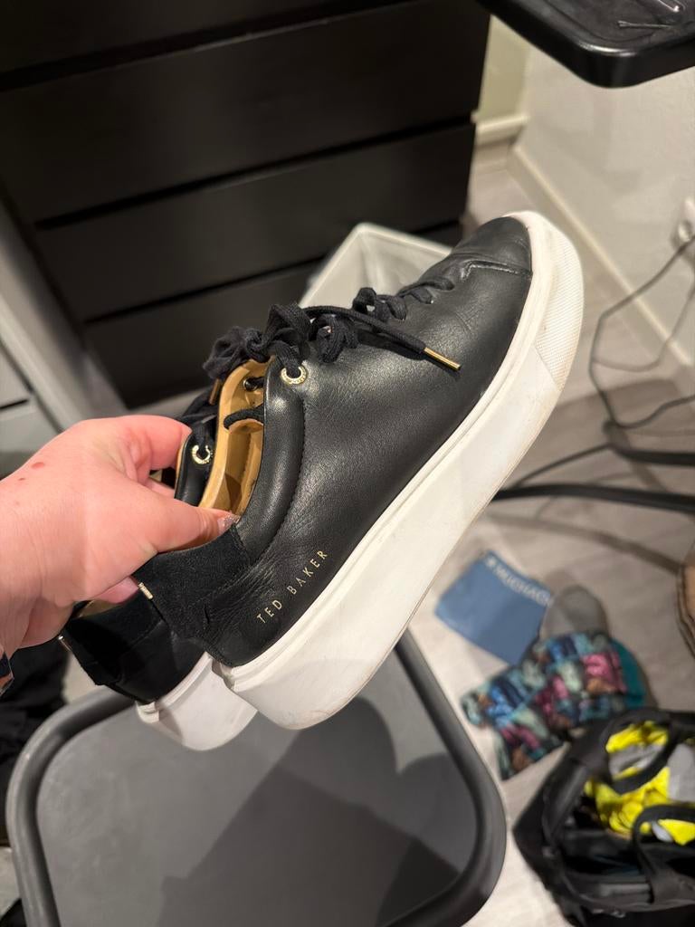 Ted Baker schoenen - Zwart, weinig gedragen, Kleding | Dames, Schoenen, Ophalen, Zo goed als nieuw, Zwart, Sneakers of Gympen