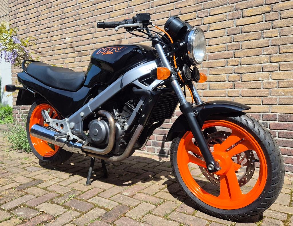 Mooie Honda NTV650 NTV 1993 'Orange-is-the-new-Black', Motoren, Motoren | Honda, Cardan-aandrijving, 2 cilinders, Motorrijbewijs A