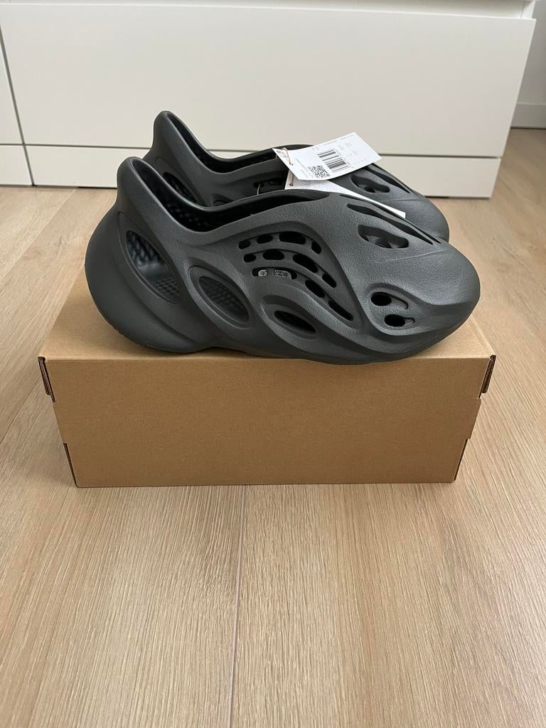 Yeezy Foam RNNR Carbon By Adidas 40,5, Ophalen, Nieuw, Zwart, Sneakers of Gympen