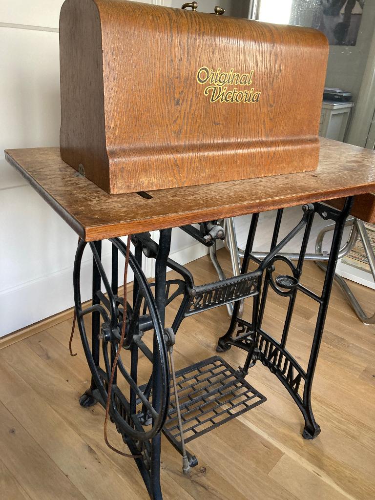 Mundlos naaimachine gietijzer, Ophalen